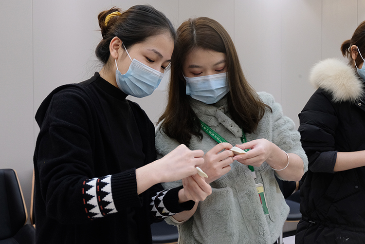 餃子在接受“教育” 餃子在接受“教育”